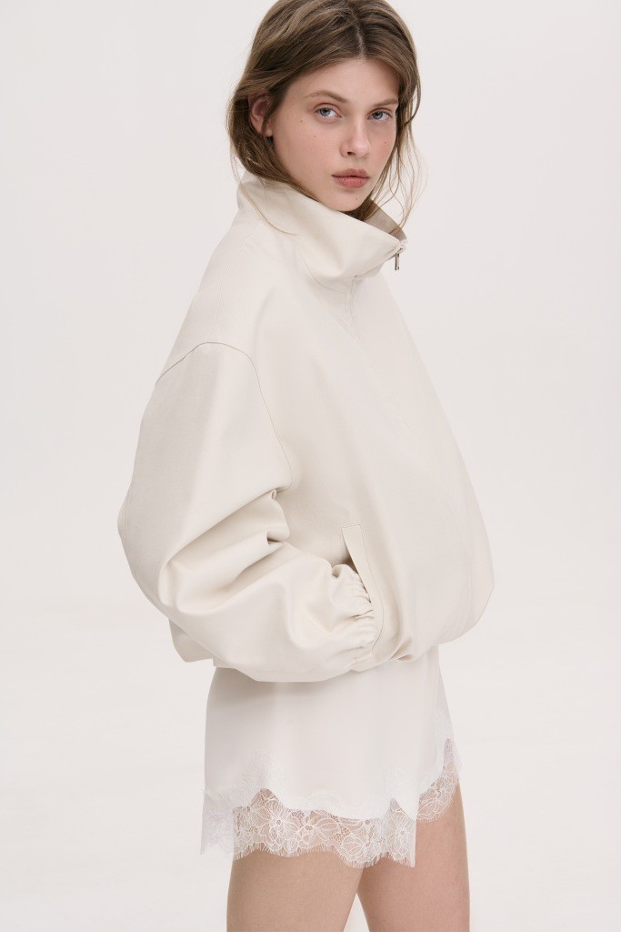 МІНІМАЛІСТИЧНА КУРТКА-БОМБЕР З ВИСОКИМ  КОМІРОМ-СТІЙКОЮ 1263 зображення